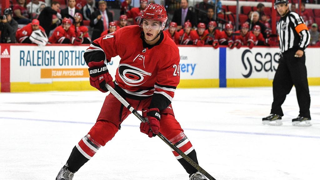 Jake Bean NHL-joukkue Carolinan paidassa harjoitusottelussa viime syyskuussa.