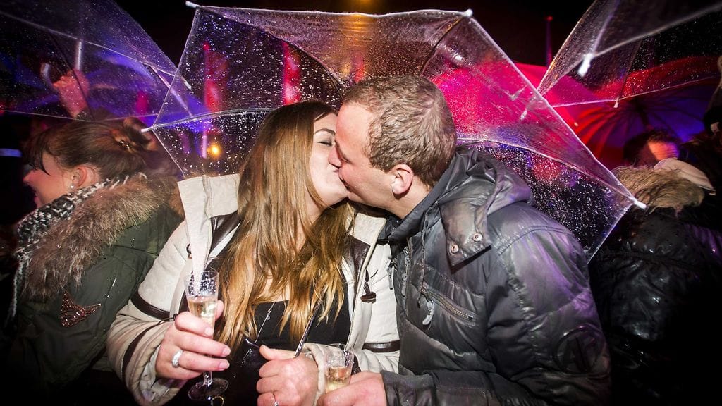 Pariskunta suutelee uudenvuodenjuhlissa Amsterdamissa vuonna 2014
