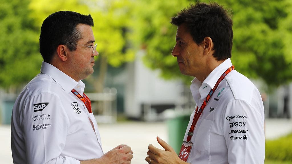 Eric Boullier (vas.) ja Toto Wolff neuvottelemassa Malesian varikolla tänä vuonna.