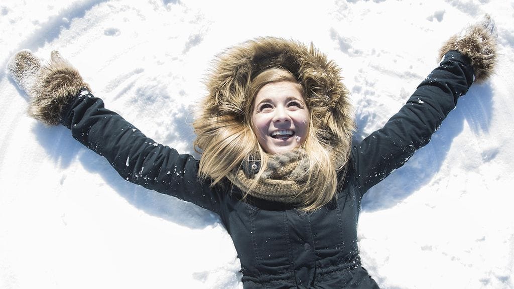 Aviomies kuvasi urhoollisesti vaimonsa lumienkelit.