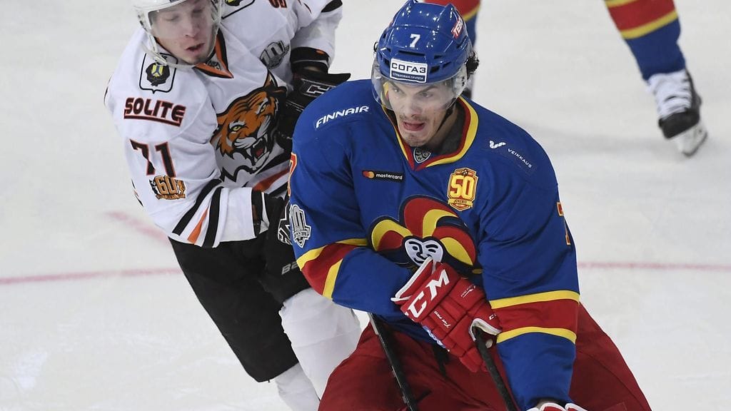 Oliver Lauridsen hääri maalinteossa. Kuva marraskuussa pelatusta Jokerit–Amur-ottelusta.