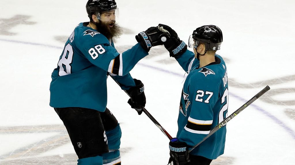 Brent Burns (vas.) ihasteli Joonas Donskoin taituruutta.
