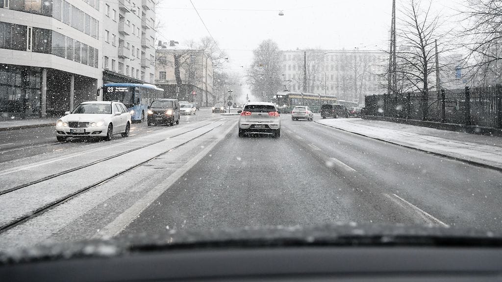 Liikennettä Helsingissä. Kuvituskuva.