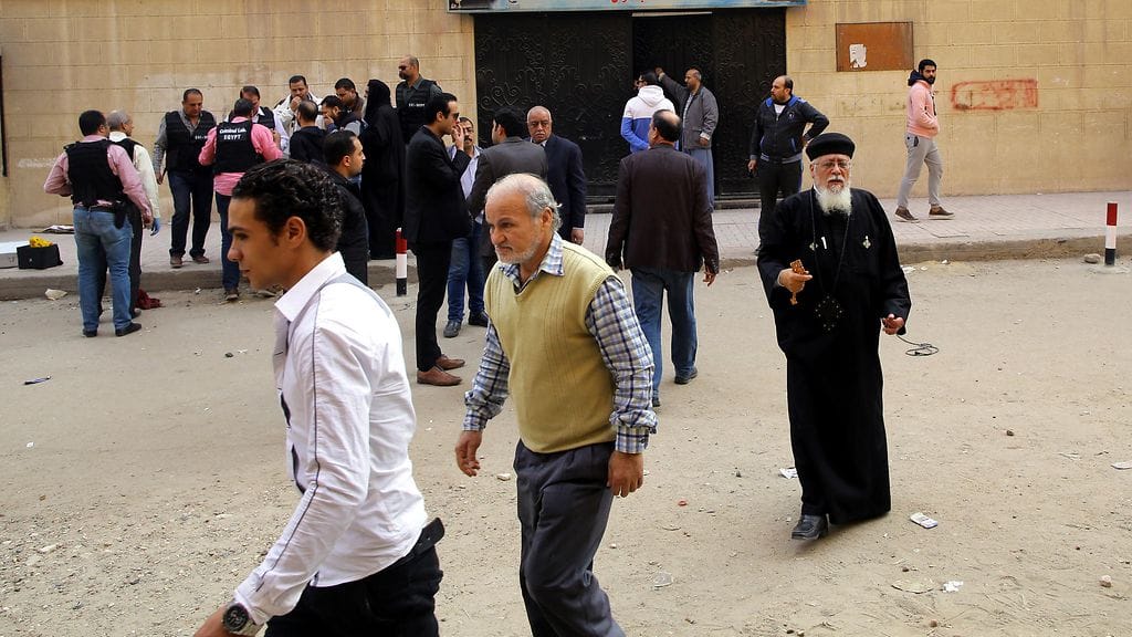 Ihmisiä Mar Mina -kirkon ulkopuolella tapahtuman jälkeen.