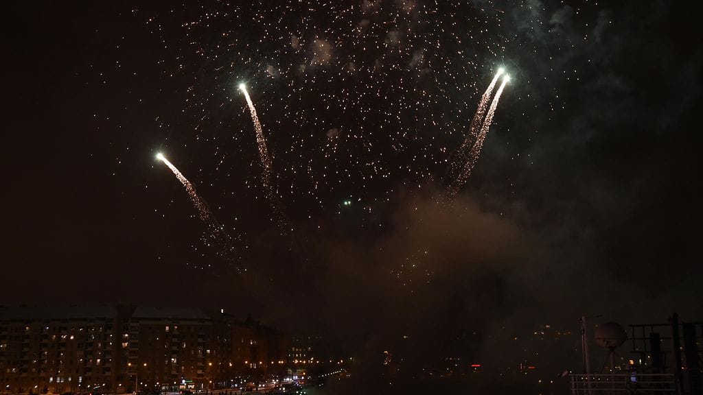 Tältä näytti ilotulitus uudenvuoden vastaisena yönä Helsingissä vuosi sitten.