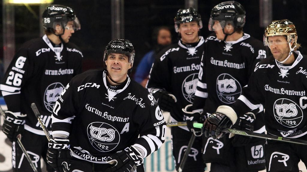 Eric Perriniä juhlistetaan huomenna ennen TPS–Sport-ottelua.