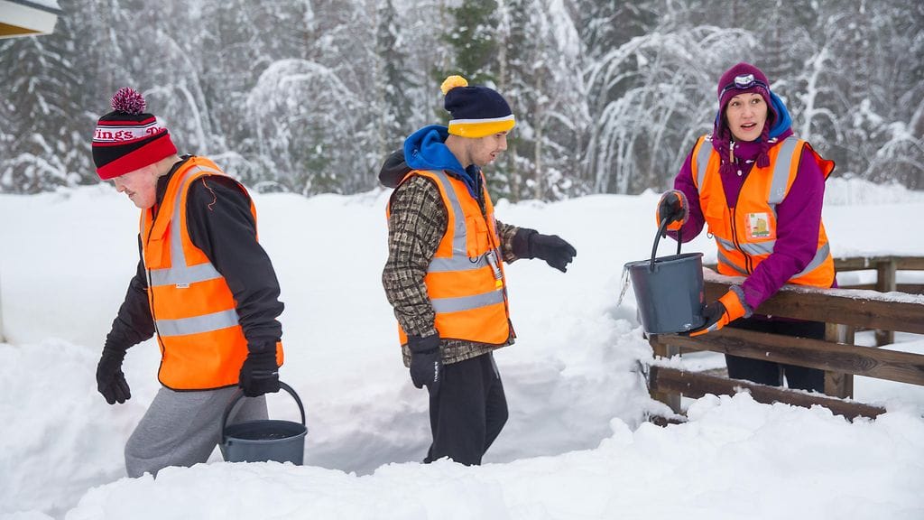 Elma-Koti hoitokodin asukkaat nostivat lähdevettä sähkökatkon aikana perjantaina Joensuun Koverossa. Vasemmalta Jere Hirvonen, Tuomo Kurri ja Outi Perälä.