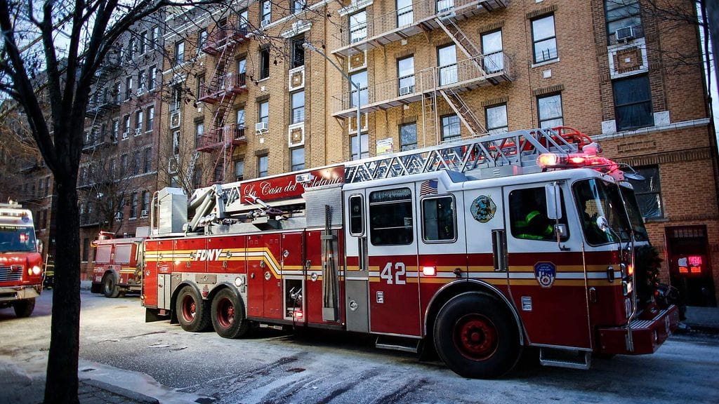 Pelastustyöntekijöitä palopaikalla New Yorkissa Bronxin kaupunginosassa 29. joulukuuta 2017.