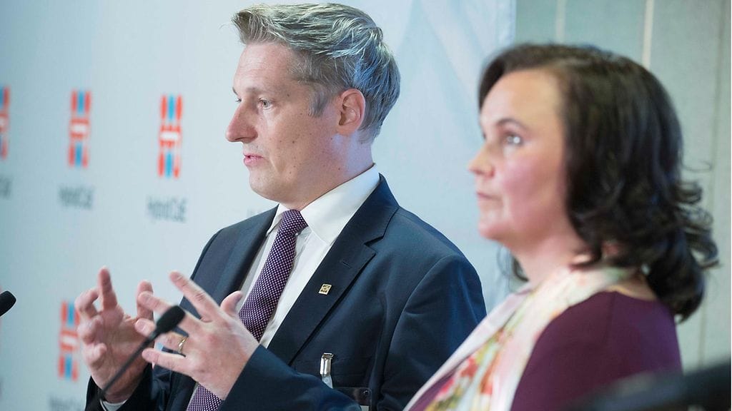 Kuvassa Hybridiosaamiskeskuksen kansainvälisten suhteiden päällikkö Juha Mustonen ja tutkimusjohtaja Hanna Smith.