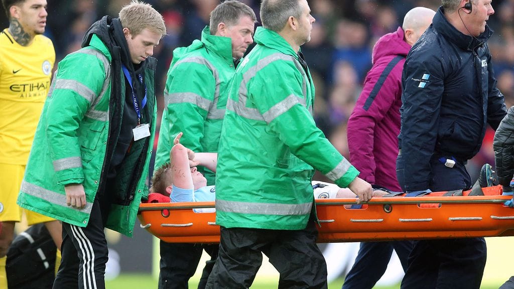 Kevin de Bruyne kannettiin kentältä toisen jakson lisäajalla paareilla pois.