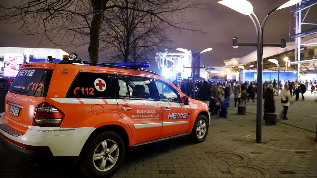 Ensihoidon kenttäjohtajan auto päivysti Helsingin Kansalaistorin kulmalla.