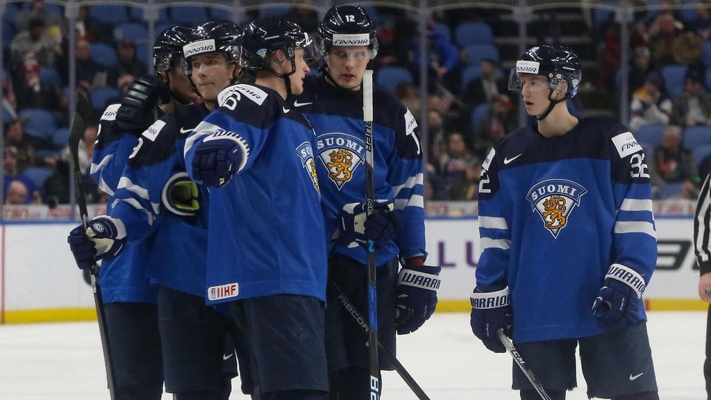 Juuso Välimäki (nr. 6) antaa ohjeita joukkuetovereilleen.