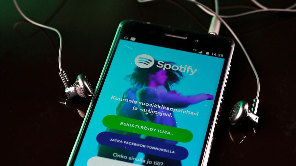 Kuvituskuvassa kännykkä, jolla kuunnellaan musiikkia Spotifystä.