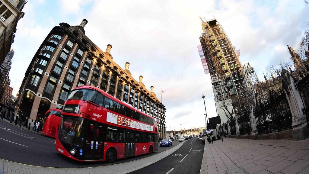 Kuvituskuvassa Lontoon keskustaa ja sen maamerkki Big Ben ja kaupungille tunnusomainen punainen kaksikerroksinen bussi.