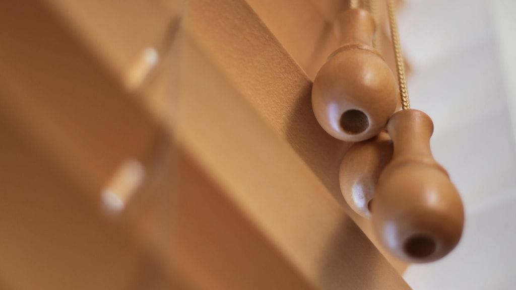 Yhdysvalloissa kuolee tuoreen tutkimuksen perusteella keskimäärin yksi lapsi kuukaudessa sälekaihdinten naruihin kuristumalla. Kuvituskuva.