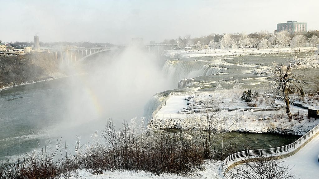 Pakkanen on saanut Niagaran putoukset näyttävään talviasuun.