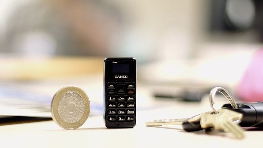 Worldssmallestphone.com-sivustolla esitellään uutta maailman pienimmäksi väitettyä puhelinta.