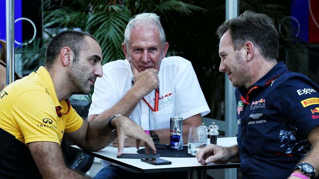 Christian Horner (oik.) keskustelee Cyril Abiteboulin (vas.) kanssa.