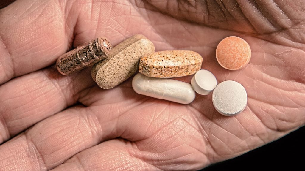 Kaikki lääkkeet ja luontaistuotteet eivät sovi yhteen. Kuvituskuva.