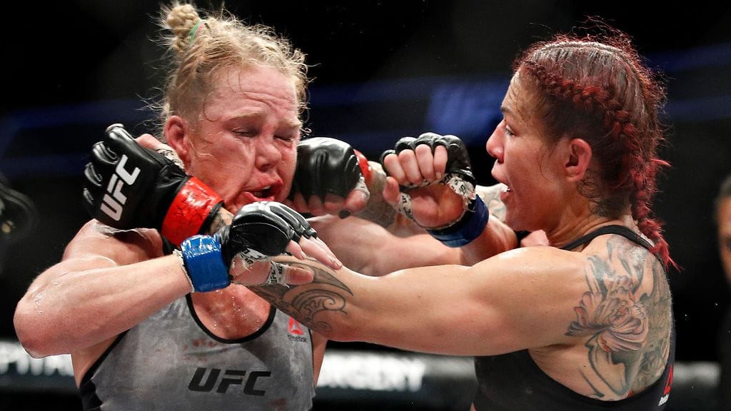 Cris Cyborg (oik.) rusikoi Holly Holmia lauantaina UFC-illassa.