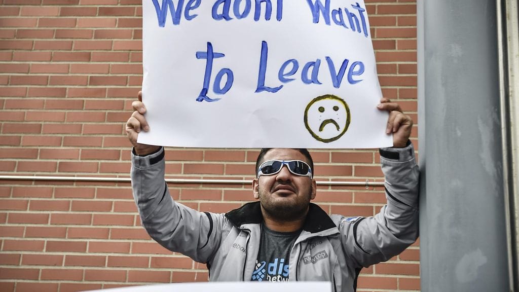 Turvapaikanhakijoiden palautuksia vastustava mielenosoitus maahanmuuttoviraston (Migri) edessä Helsingissä perjantaina 8. syyskuuta 2017.