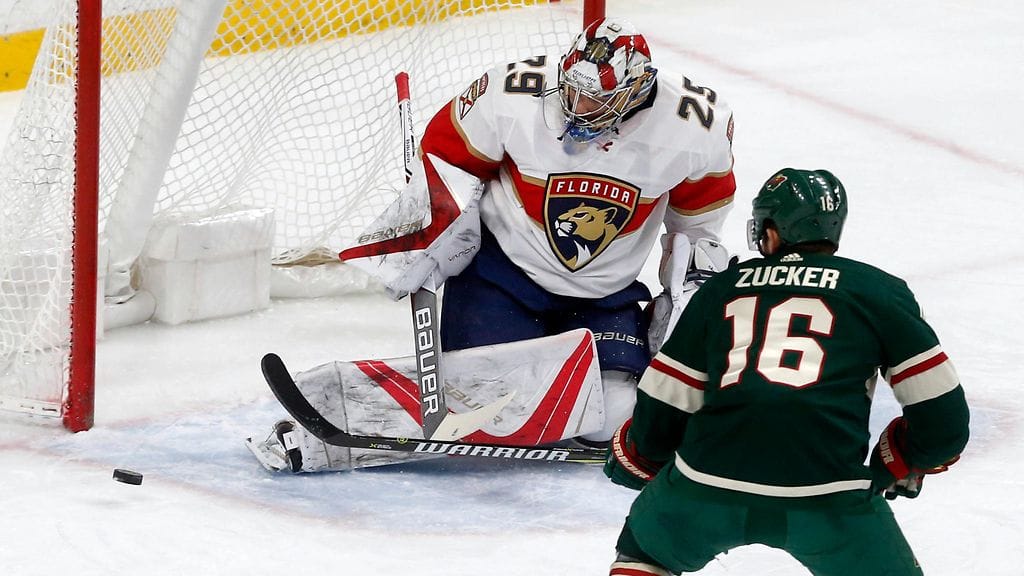 Harri Säteri torjuu ensimmäistä kertaa Florida Panthersin maalilla NHL-ottelussa.