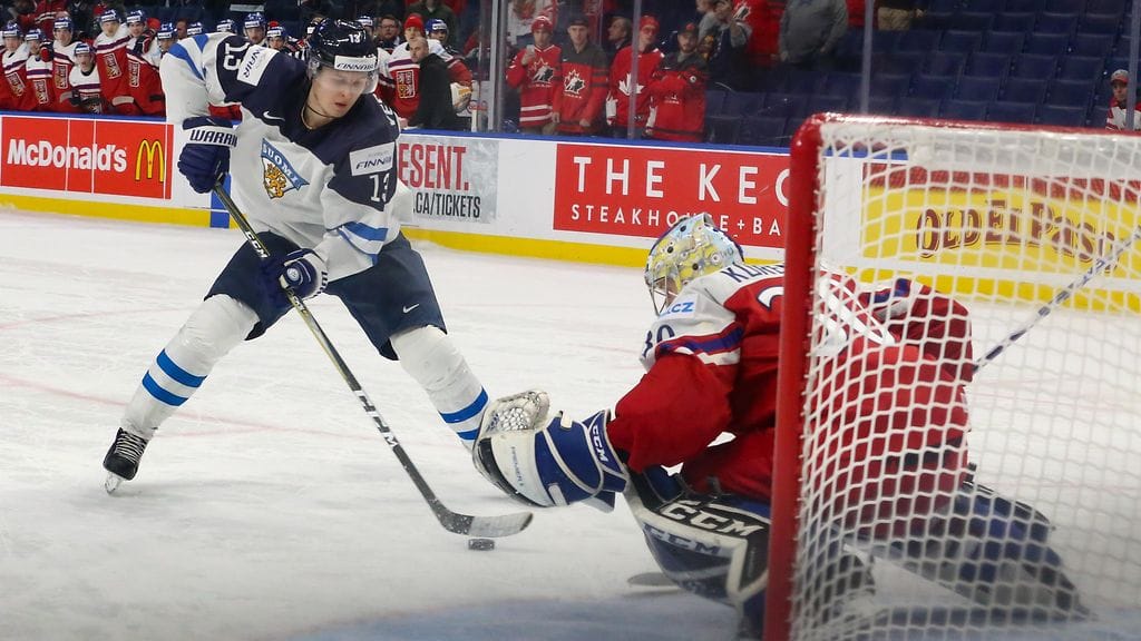 Kristian Vesalainen veivaa maalin voittolaukauskilpailussa.