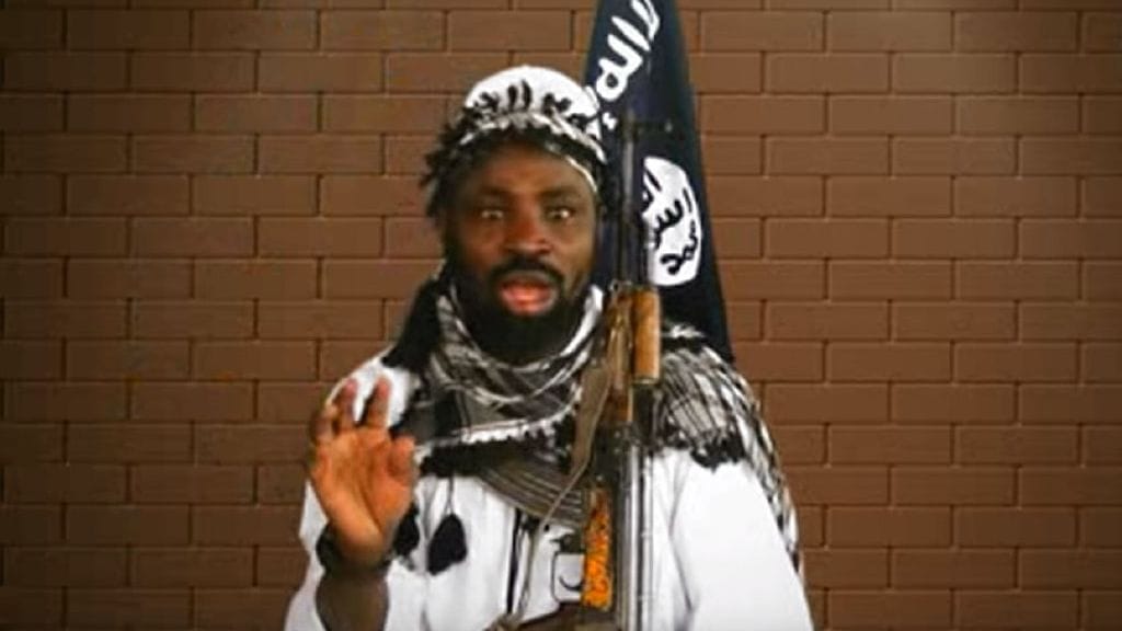"Olemme hyvässä kunnossa eikä meille ole käynyt mitään", julistaa Boko Haramin johtaja Abubakar Shekau tuoreella videolla. Kuvakaappaus Youtubesta.