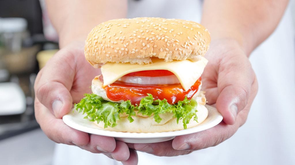 Tämän hampurilaisen sämpylä ei ainakaan ole uunituore, ravintolassa leivottu versio.