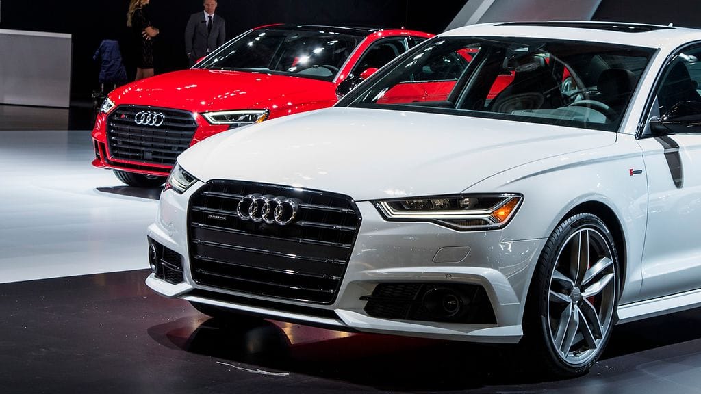 Mikä on valkoisen Audin malli? Entä punaisen? Aivan.