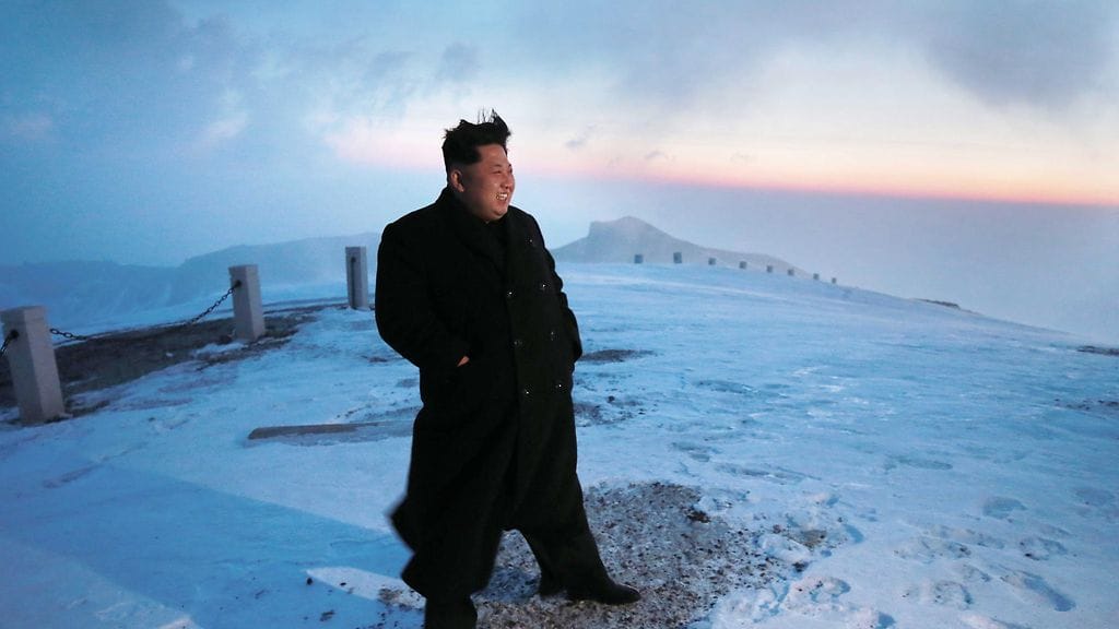 Pohjois-Korean uutistoimiston kuvassa maan johtaja Kim Jong-un poseeraa Korean niemimaan korkeimmalla vuorella.