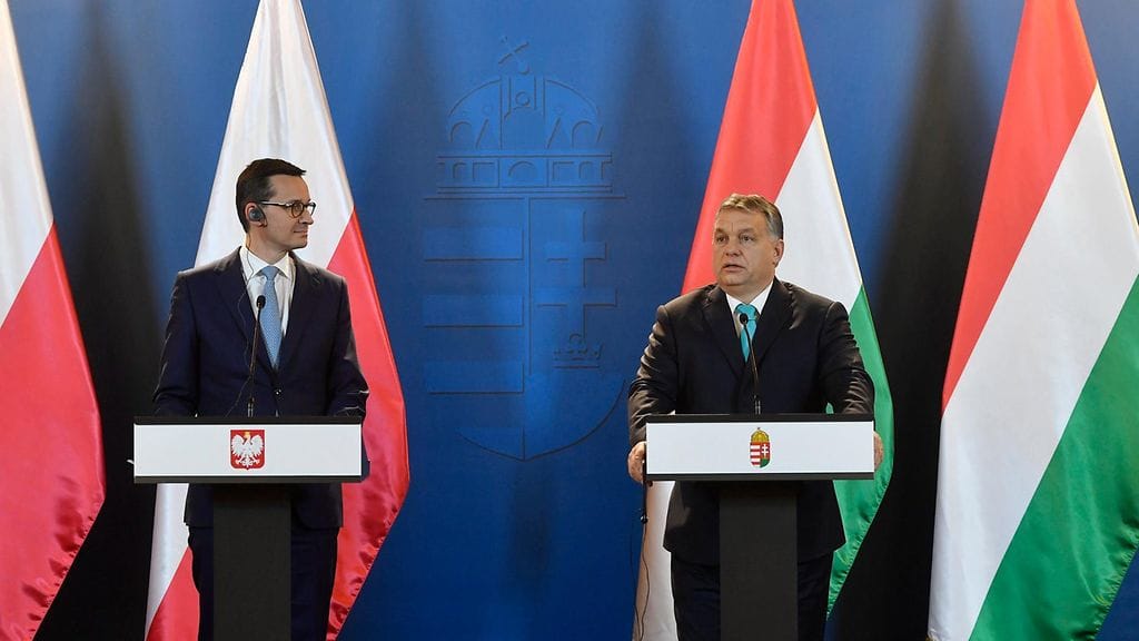 Vasemmalla Puolan pääministeri Mateusz Morawiecki ja oikealla Unkarin pääministeri Viktor Orban.