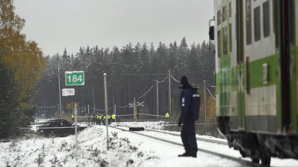 Kuvituskuvaa. Kiskobussi törmäsi puolustusvoimien Masi-ajoneuvoon Raaseporissa torstaina 26. lokakuuta 2017. Tänään 3. tammikuuta kiskobussissa syttyi palon alku – jälleen Raaseporissa.