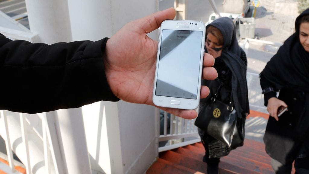 Iranin hallinto on rajoittanut kansalaisten pääsyä sosiaaliseen mediaan. Kuvassa mies esittelee Teheranissa some-palvelua, joka ei toimi.
