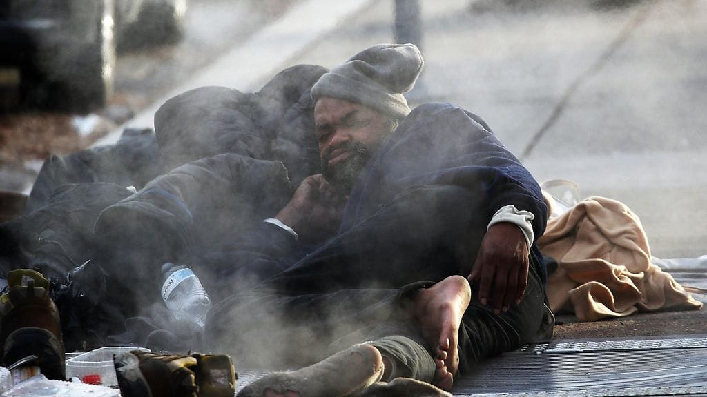 Koditon mies lämmitteli maasta nousevan höyryn päällä Washington DC:n pakkasessa.