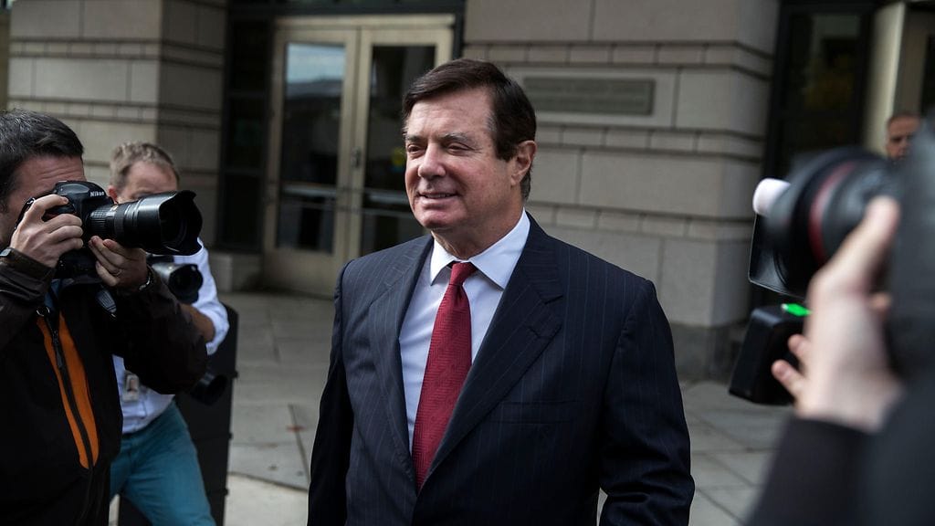 Manafortia lisäksi syytetään siitä, että hän peitteli tapaamisiaan ja yhteydenpitoaan Kilimnikiin.