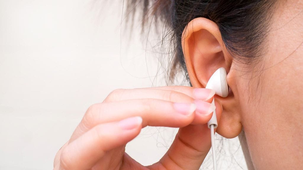 Kuulokkeiden jatkuva käyttäminen voi synnyttää korviisi ikäviä näppylöitä.