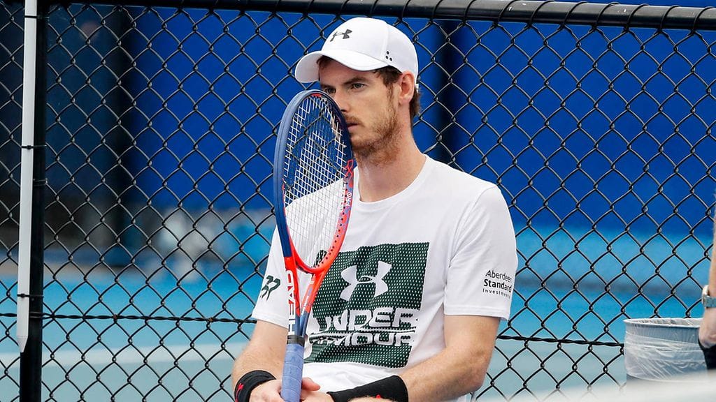 Andy Murray istuu mietteissään harjoituskentällä uudenvuodenpäivänä.