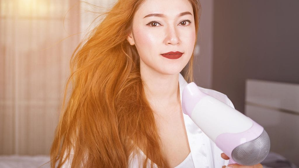 Jos hius on vielä aamulla märkä, sitä voi kuivata föönin matalalla puhallusteholla ja korkealla lämmöllä.