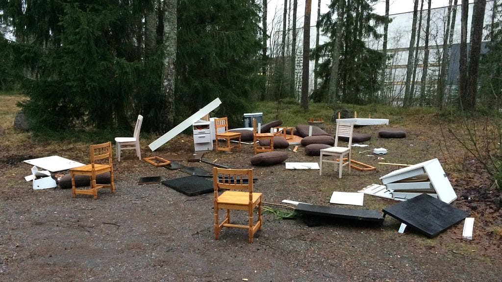 Patrick Wikblad on käynyt katsomassa Vuosaareen hylättyjä huonekaluja jo useaan kertaan ja tehnyt siitä aina ilmoituksen kaupungille uusien roskien ilmestyttyä.