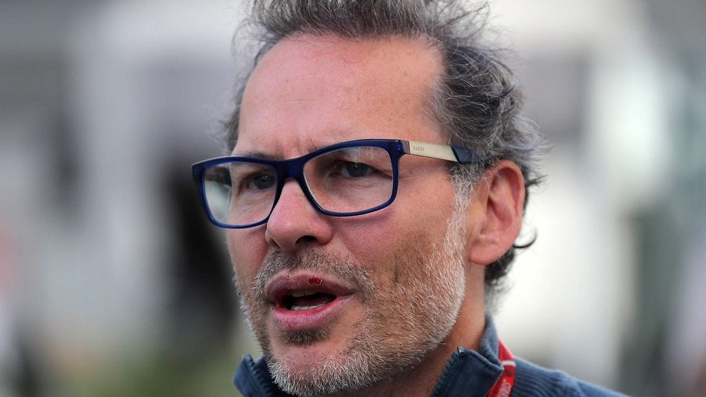 Jacques Villeneuve ruoskii F1-uransa alkuaikojen tallia.
