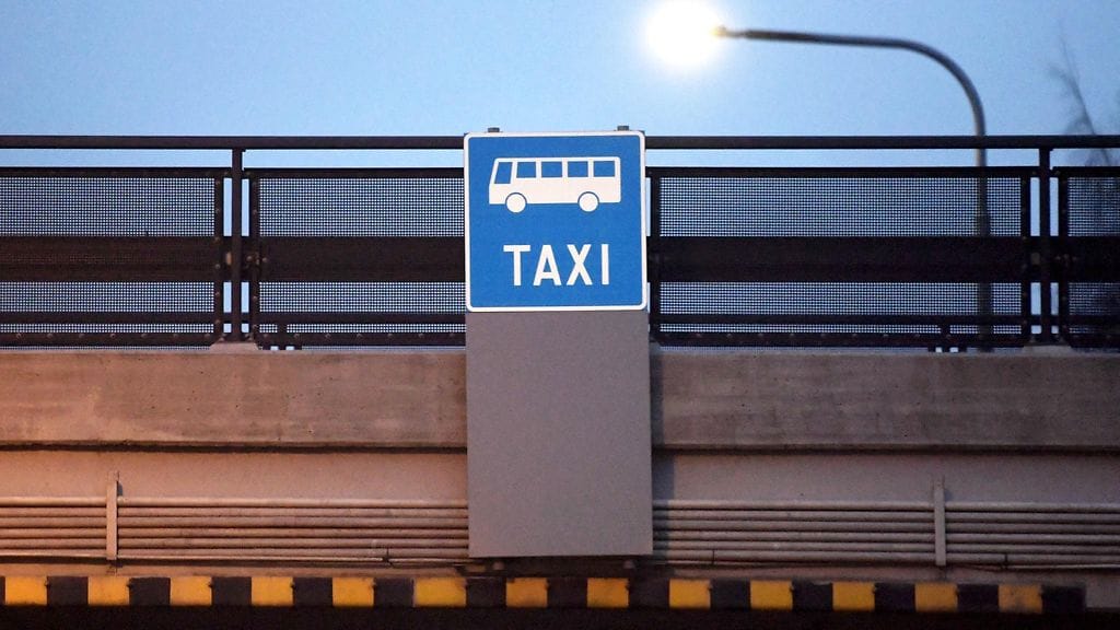 Bussi- ja taksikaistan kyltti tammikuussa. Kuvituskuva.