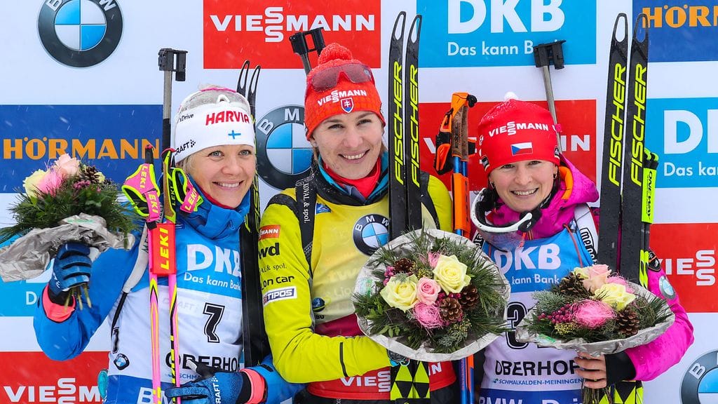 Pikakilpailun kärkikolmikko Anastasia Kuzmina (kesk.), Kaisa Mäkäräinen (vas.) ja Tshekin Veronika Vitkova.