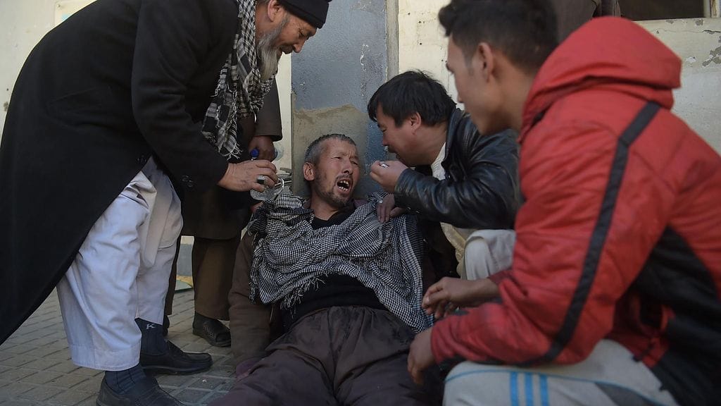 Afganistanilaismies itkee kuolleita suikulaisiaan sairaalassa joulukuun 28. päivä Kabulissa tapahtuneen pommi-iskun jälkeen. Tuolloin kuolin ainakin 40 ihmistä, 4. tammikuuta uudessa iskussa ainakin 20.