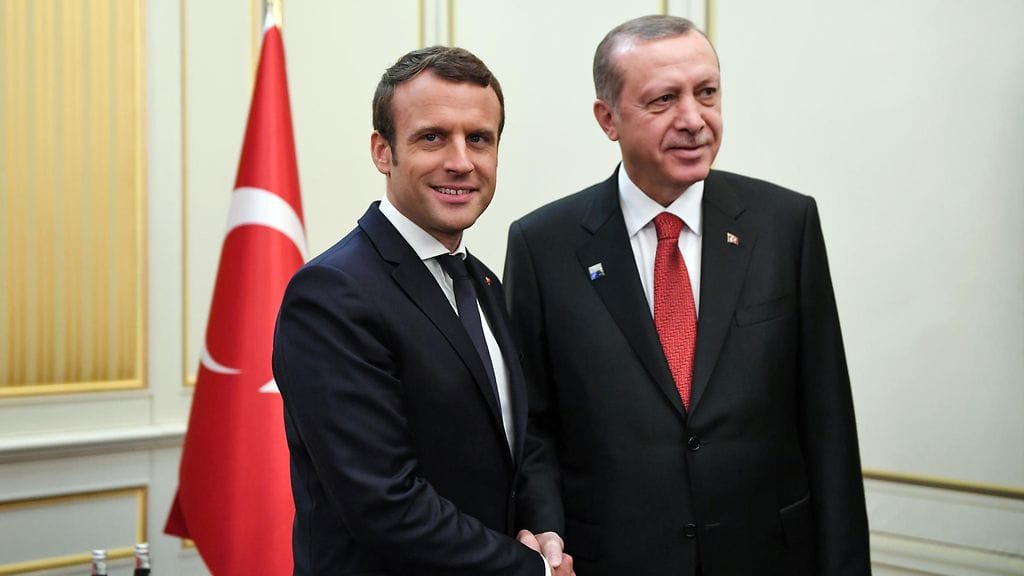 Macronin on ennakoitu ottavan esiin myös huolet Erdoganin kovista otteista Turkin vallankaappausyrityksen jälkeen.