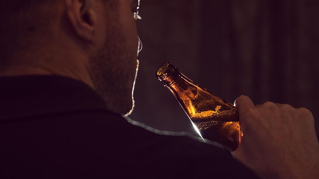 Alkoholin aineenvaihduntatuote asetaldehydi on luokiteltu ensimmäisen luokan karsinogeeniseksi eli syöpää aiheuttavaksi aineeksi Kansainvälisen syöpätutkimusjärjestön IARC:n toimesta. Kuvituskuva.