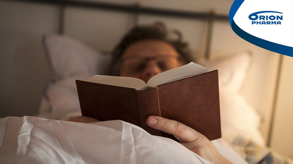 Kirjan lukeminen iltaisin on hyvä keino saada ajatukset pois kiireisen päivän tapahtumista ennen nukkumaanmenoa.