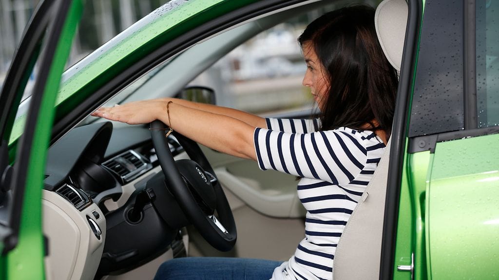 Selkänojan kaltevuus ja ohjauspyörän syvyys säädetty oikein_ranteet ohjauspyörän kehän kohdalla - hartijat kiinni selkänojassa