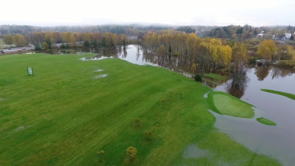 Tulvavesi noussut Espoon Kirkkojärvellä aikaisin torstaina aamulla 12. lokakuuta 2017.
