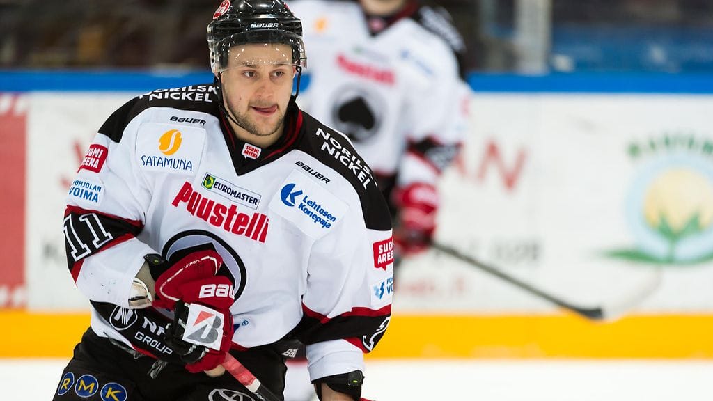 Tuomas Huhtanen Ässien paidassa marraskuussa 2014. Edellisen kerran hän pelasi liigaa KooKoossa kaudella 2015-2016.